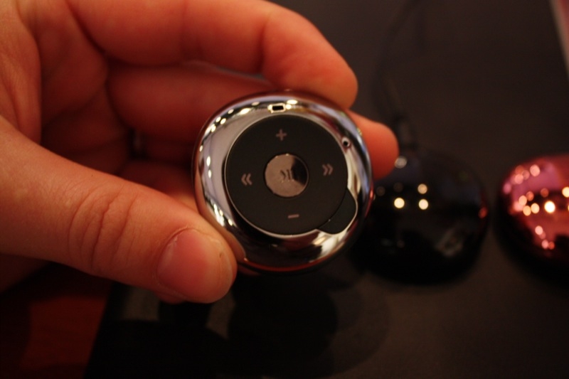 Illustration for article titled The Shiniest Pebble: Samsung's S2 MP3 Player
